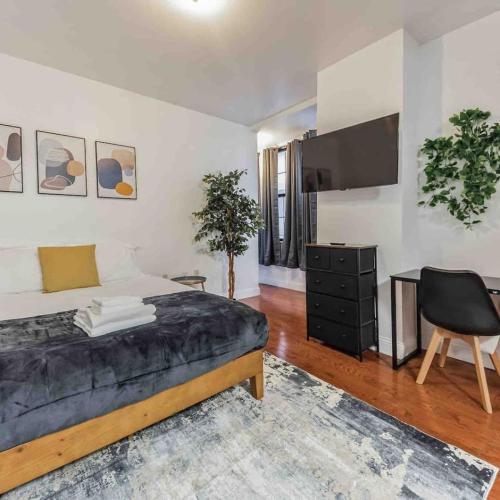 Cozy Studio Across from Convention Center - 3R