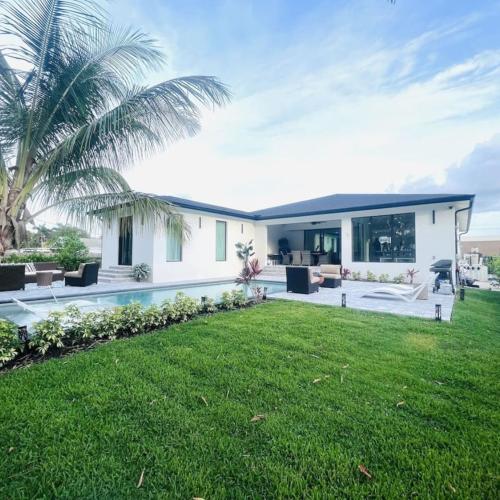 Image of 4 Bedrooms Heated Pool Spacious