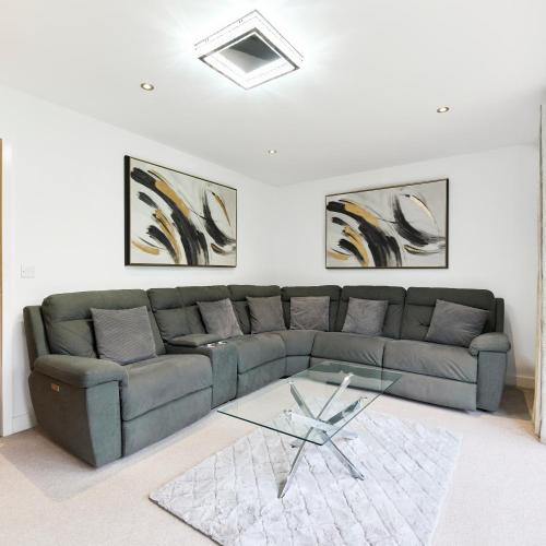 Haven - Spacious Luxury Home perfect for families, couples and contractors! 5mins to Xscape and Junction 32!