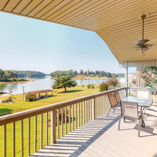 Lakefront Cabin Sleeps 6 Deck Hot Tub Pool Table