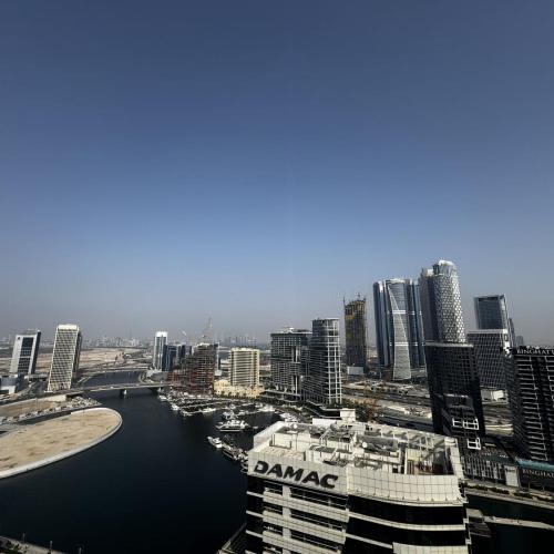 High-Floor Luxury 1-Bedroom Apartment with Pool & Gym - Business Bay