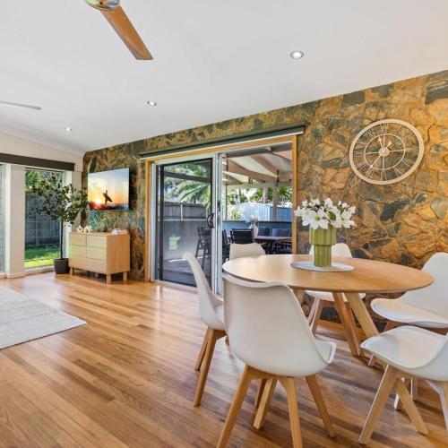 3BR Tropical Retreat Steps to Holloways Beach