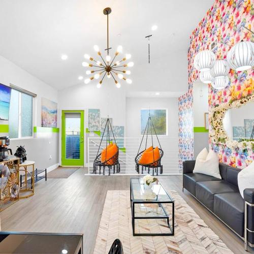 Image of A - 3BR NoHo Pad with Patio - Sleeps 12 - Free Parking - 15m to 