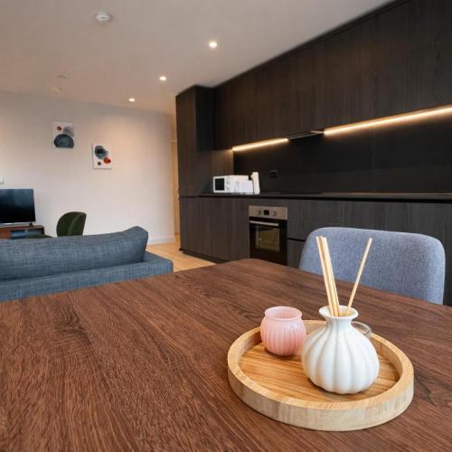 Industrial Luxe 2BR Designer Flat near Victoria