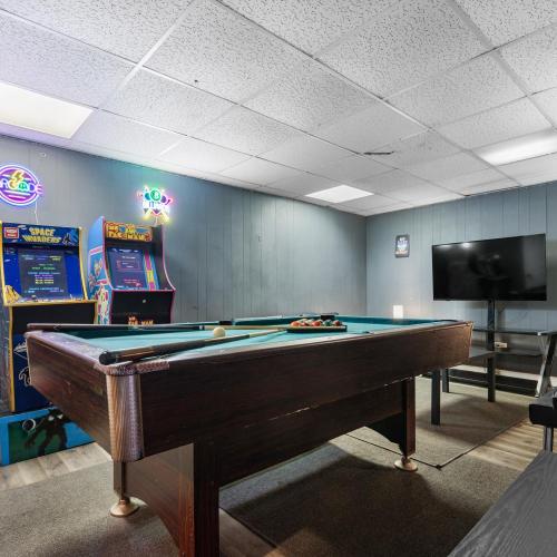 Image of 3 Bedroom Game House with Pool Table and Arcades