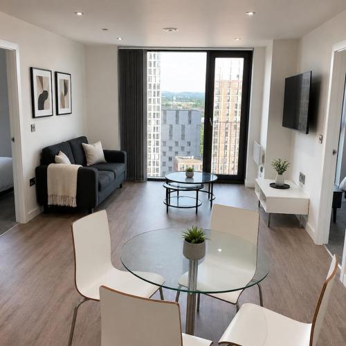 SkyLuxe - Spa & Pool Manchester Skyline City View