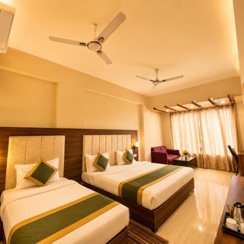 HOTEL VARANASI RUDDRRAKASHA - Near Shree Kashi Vishwanath Temple - Ganga Ghat - Free Wi-Fi and Parking- Fully Air Conditioning Hotel -A FAMILY HOTEL