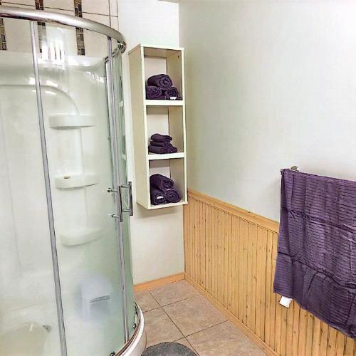 2 Basement suite for 7 people - shared entry
