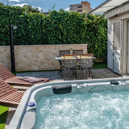 Apartment Pebbles - With Jacuzzi, undefined