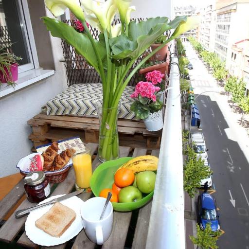"El rincon del pintor"Enorme piso a junto a Laurel ascensor By Apartamentos Logrono, undefined