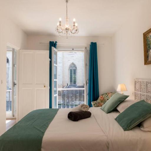 Bien d'exception en face du Palais des Papes, undefined