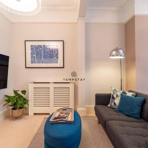 5 MIN TO CASTLE & SHOPS - CHARMING CHARACTER HOME - By Tempstay, undefined