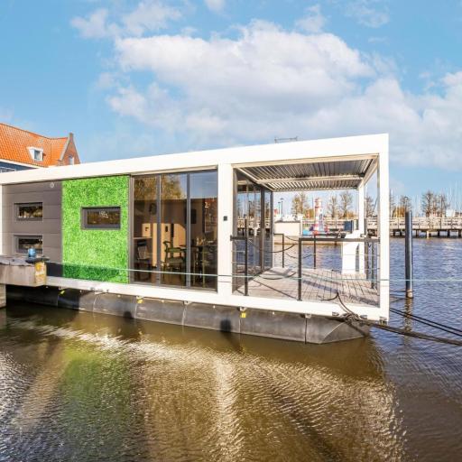 Beautiful houseboat with shared pool, undefined