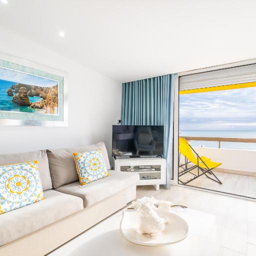 Luxurious Seaview Apartment with pool 5min Beach, undefined