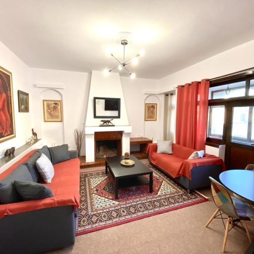 Classic 2 Bedroom Apartment Next to Metro - Marousi, undefined