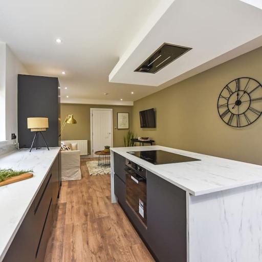 Modern Two Bed with En-Suites and Private Parking, undefined