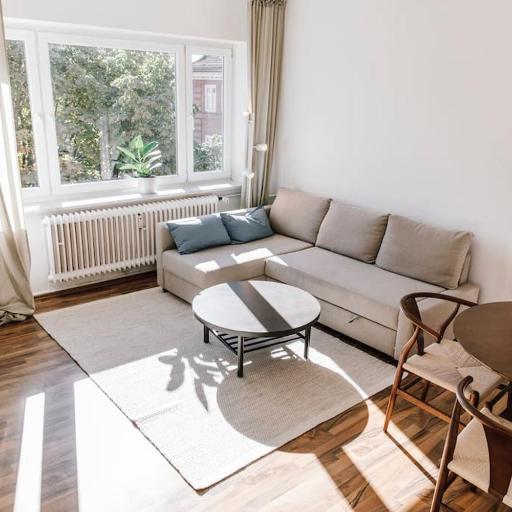 Komplett neu: 2-Zi zentral im Altbau. 24h-Checkin, undefined