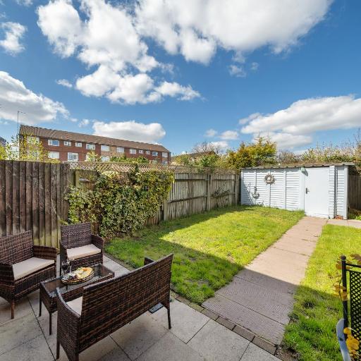 Stylish 3 bed house, large garden, Parking, WiFi - Esho Stays, undefined