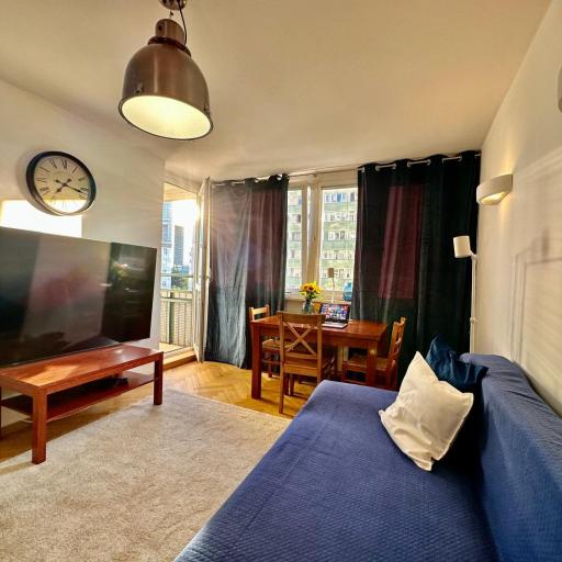 WHITE 3 metro WiFi 85'TV Netflix Disney+ HBO, undefined