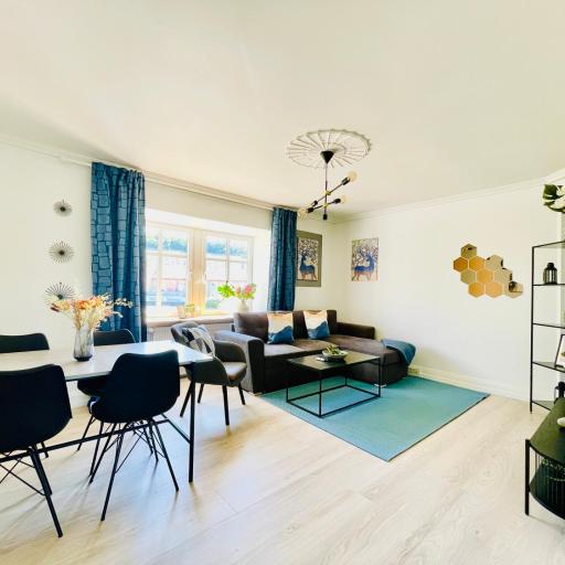 aday - Modern 2 Bedroom Charming Central Apartment with Public Parking, undefined