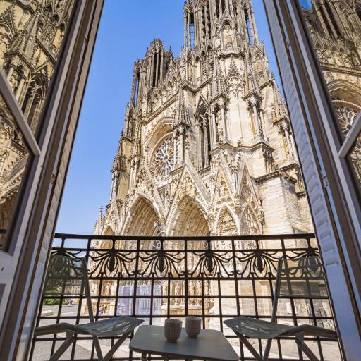 Au pied de la Cathédrale #vuemagique, undefined