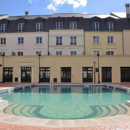 Disneyland Deluxe flat, outside pool, Climatisation, 1 min to Disney Parks, undefined