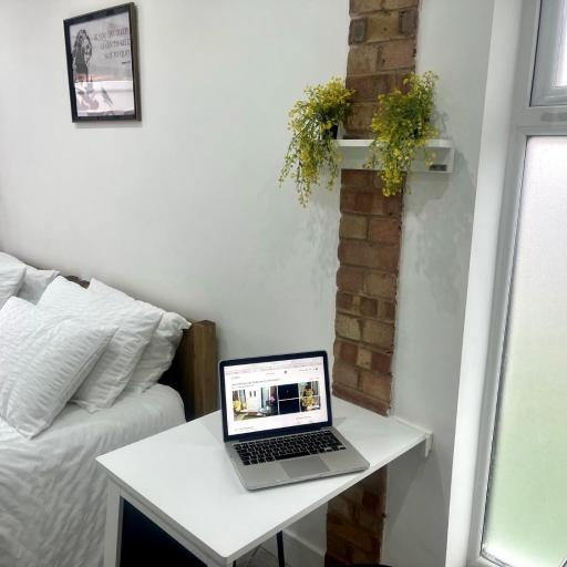 Great Studio near Airport - SUPER HOST 2 YEARS RUNNING!, undefined