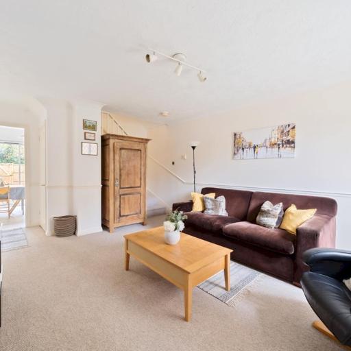 Experience Surrey 2Bed Home in Walton with Parking - Pass the Keys, undefined