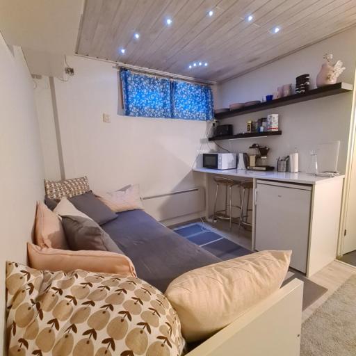 Rauhallinen kaksio Lahdentie tuntumassa, lentokenttämajoitus ja sähköauton latauspiste, undefined