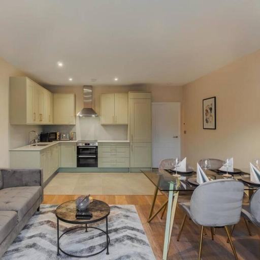 Castle Views - 2 Bed 2 Bath - Free Parking - By Tempstay, undefined