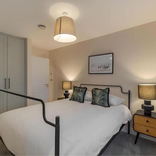 Stylish 2 Bed 2 Bath Apartment - Allocated Parking - By Tempstay, undefined