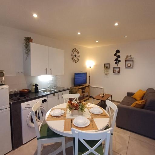 Super F2 à 5mn aéroport d'Orly parking privé gratuit, undefined