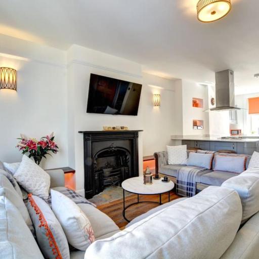 Modern 4 Bedroom townhouse perfect location., undefined