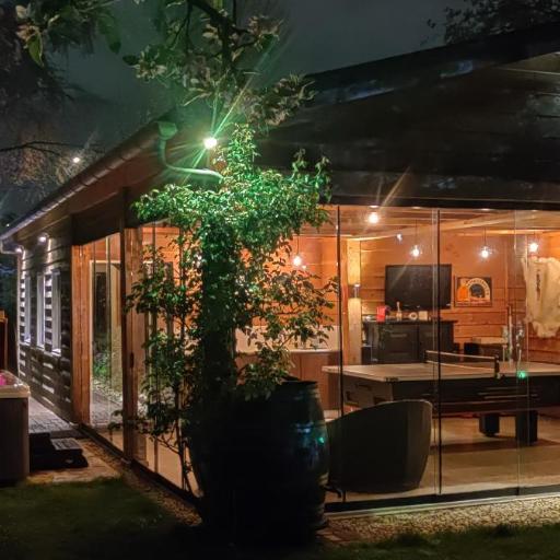 Ecolodge, jacuzzi privé sauna warm pool outside shower in green oasis near centre, undefined