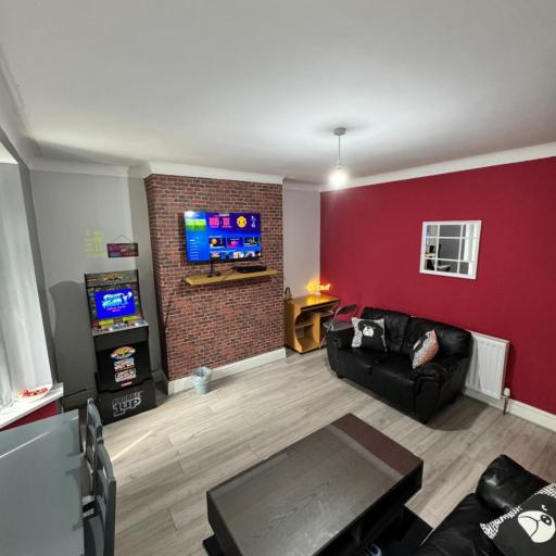 Giga Residential 4 Bedrooms, 8 guests , Near City Centre, Arcade Machine, Sky TV, Netflix, Free Wifi, Free Parking, undefined