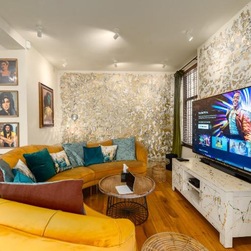 City Retreat, Spacious 4 Bed House, Games Room, Parking, Hot Tub & BBQ, undefined