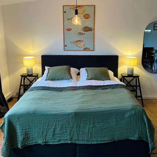 FeelsLikeHome - Urbane Altbauwohnung mit Dachterasse& Parkplatz, undefined