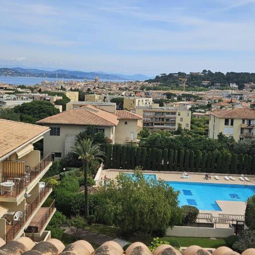 Cozy studio with balcony and communal pool, undefined