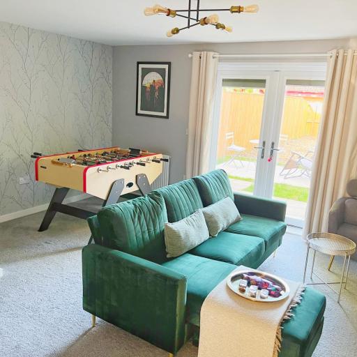 Comfy Modern 3BR Semi Detached 400Mb Wifi Free Double Parking, undefined