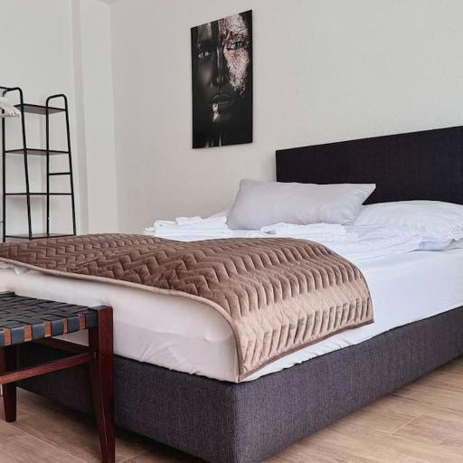 15 Minuten Fußweg zum Stadion und Privatparkplatz, undefined