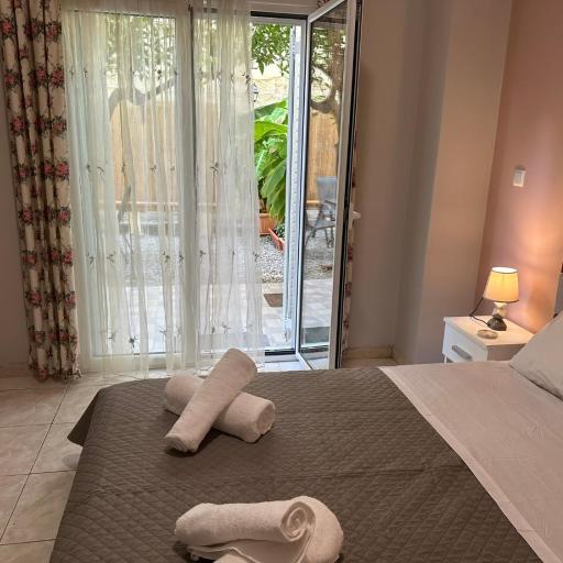 EliasNest Evterpi - Διαμέρισμα με σοφίτα και κήπο στο κέντρο της Καλαμάτας, undefined