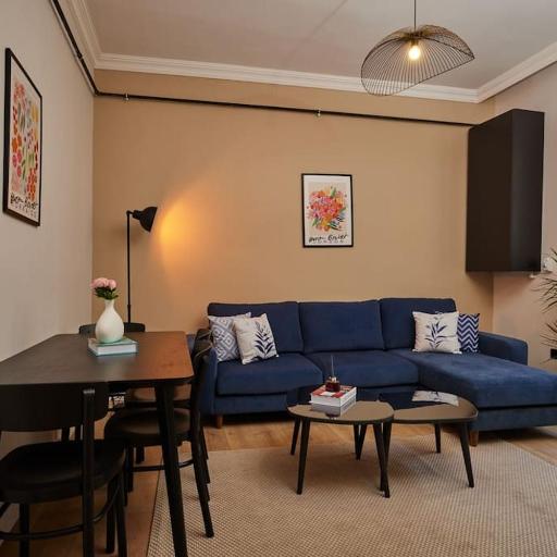 Stunning 3BR 2Bath AC in Center - SanturD4, undefined