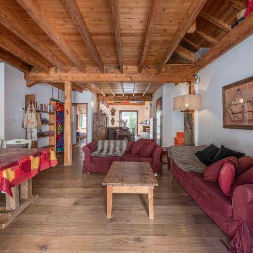 Spacious loft on pedestrian street with views, undefined