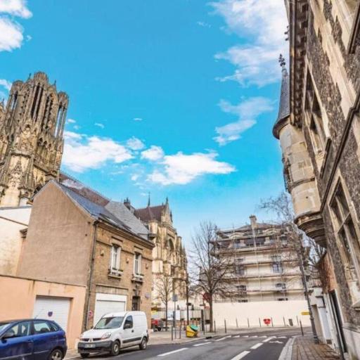 Fire, Appartement vue Cathédrale, undefined