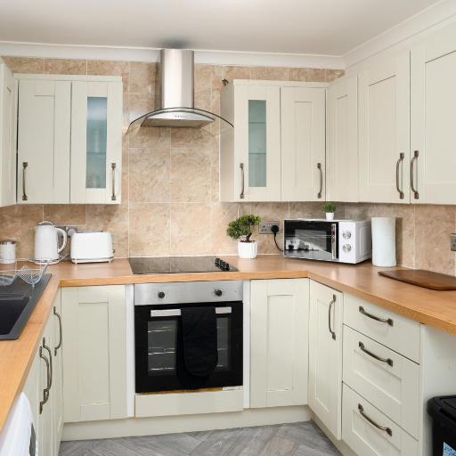 Spacious - 3 Bed - Free Parking, undefined