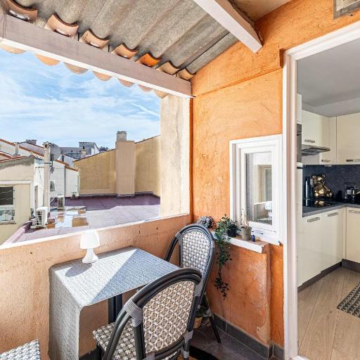 LE CONTEMPORAIN adorable avec petite terrasse, emplacement idéal dans le centre, undefined