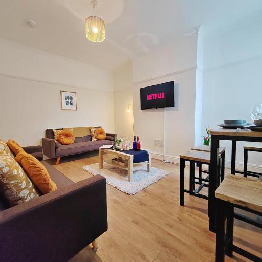 Central Manchester Modern 4 Bed House - free parking, undefined