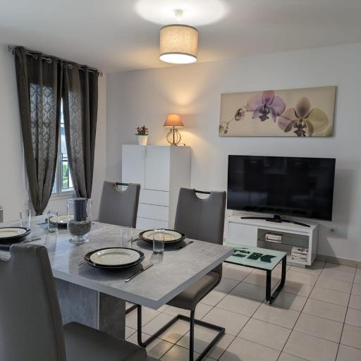 Chic appartement à 5 minutes de bus de Disneyland, undefined