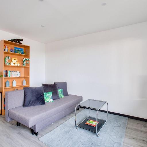 Lovely 2 BR Flat with balcony near the city centre, undefined