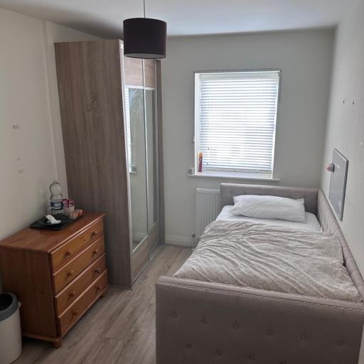 Private single bedroom in beautiful house, undefined